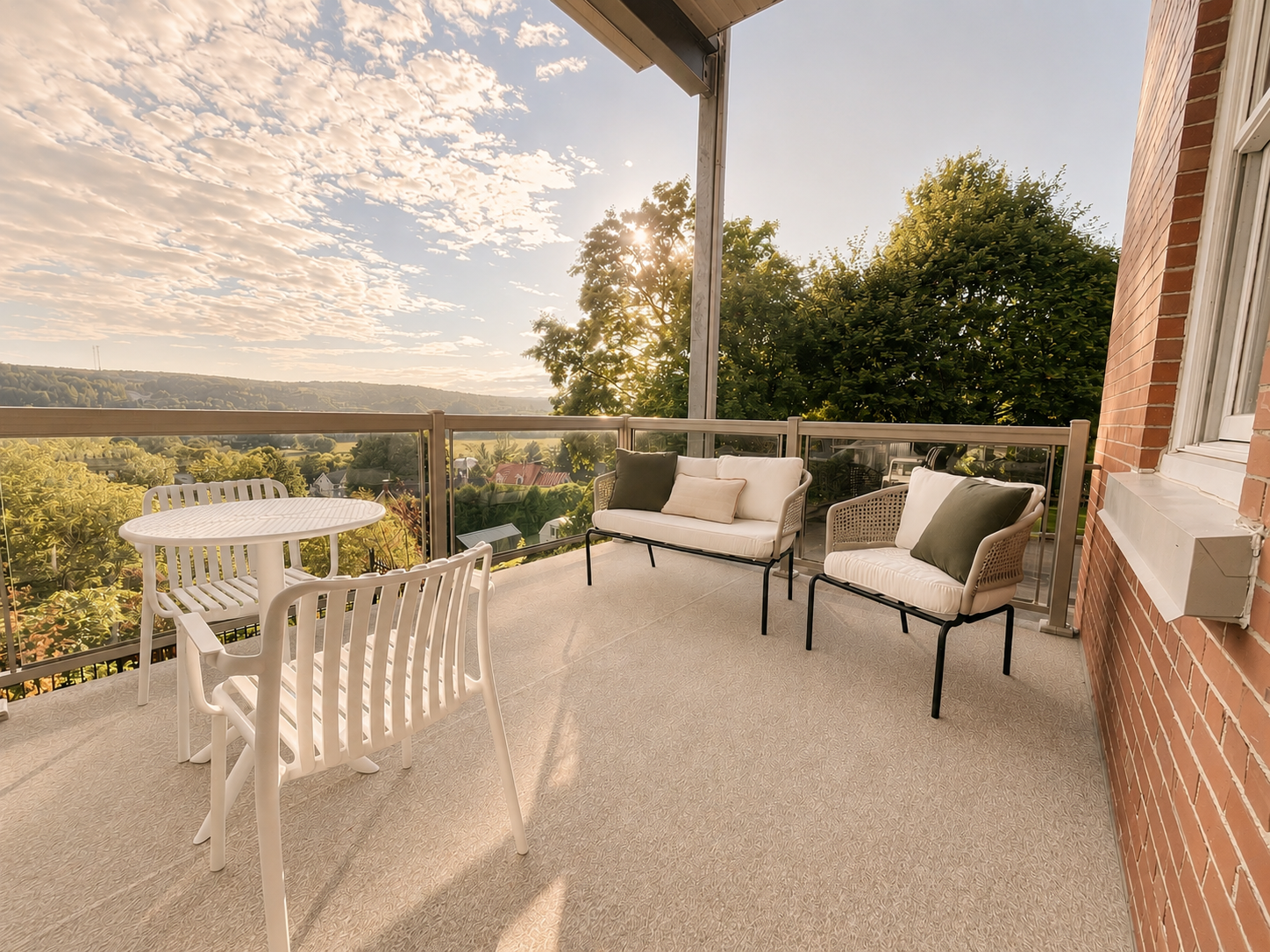 Terrasse extérieure avec vue panoramique au coucher du soleil