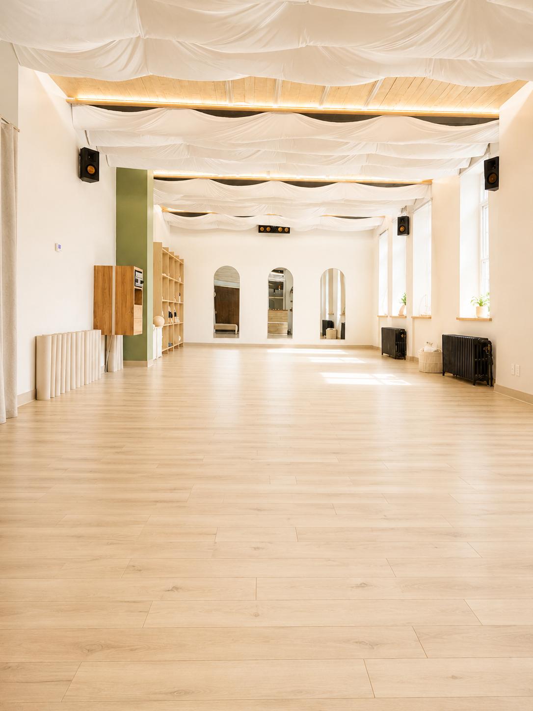 Salle lumineuse et épurée de Studio Aube